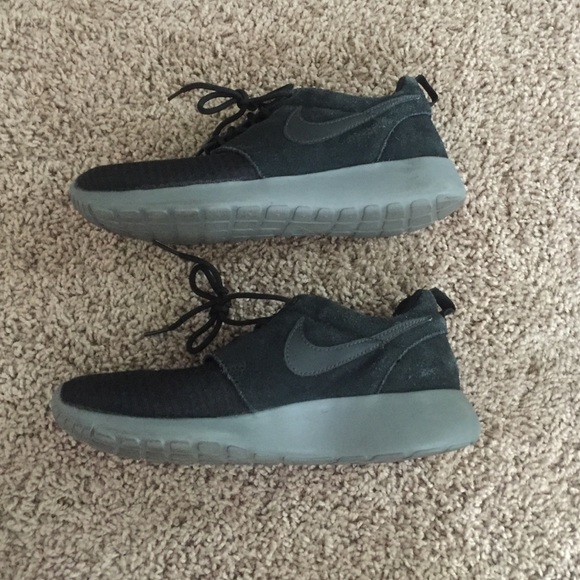 Black & grey Nike roshes, only worn one!