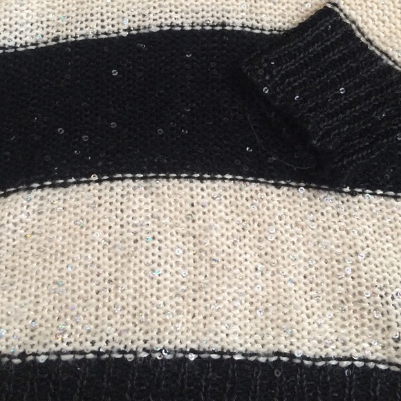 LIKE NEW forever 21 Sweater - Picture 2 of 2