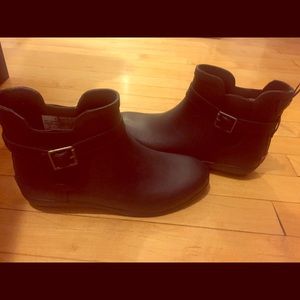 Chooka Size 8 ankle black rain boots