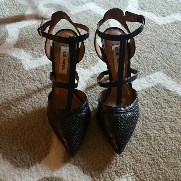 Size 8 steve Madden leather heels.