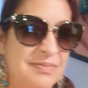 Meet your Posher, Dania