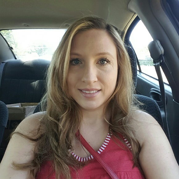 Meet your Posher, Deonna. - Picture 3 of 4