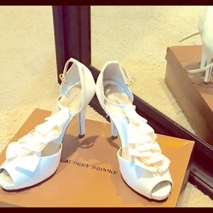 Audrey Brooke Estella Pump in Ivory Luster