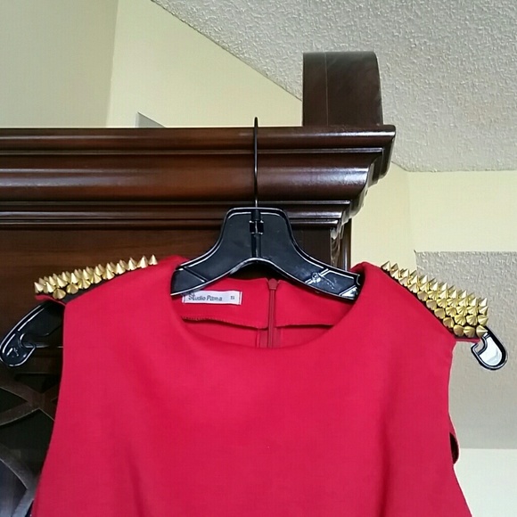 Lady Gaga spiked shoulder red dress - Picture 2 of 3