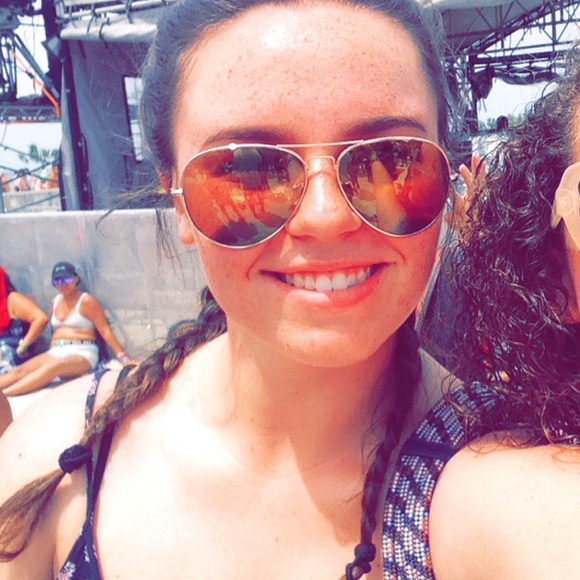 Meet your Posher, Kaitlin - Picture 2 of 4