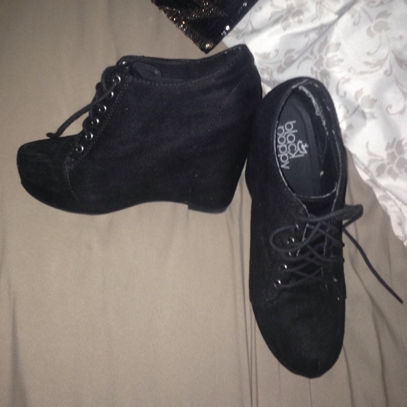 Size 6 black poppy wedges