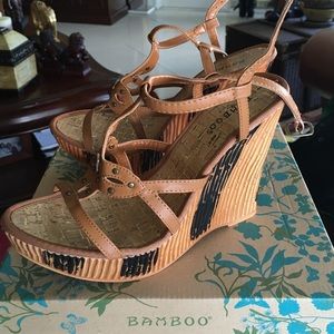 Casual wedges with black stripes!