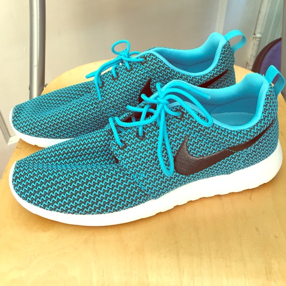 Nike Shoes - LE Nike Roshe