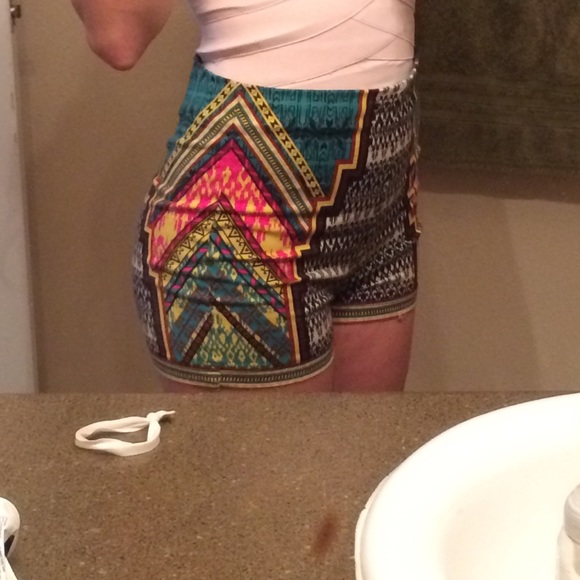 Aztec pattern high waisted shorts. - Picture 2 of 4