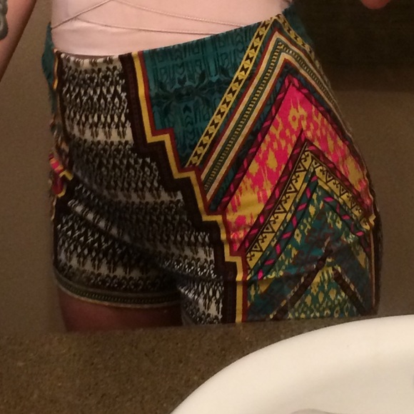 Aztec pattern high waisted shorts. - Picture 4 of 4