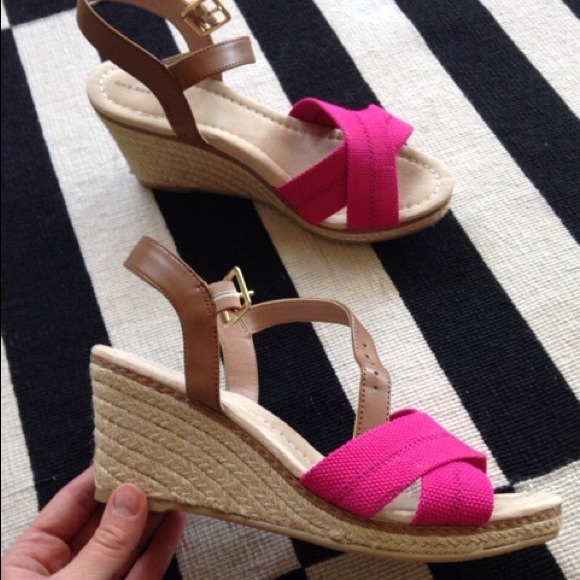 Espadrilles with wedge heel in bright pink.