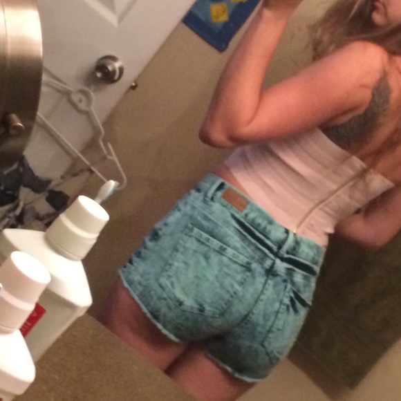 High waisted torquise acid wash jean shorts - Picture 3 of 4