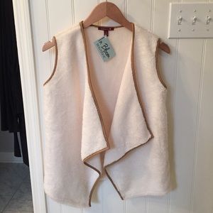 🎉 $25 CLOSET CLEARANCE🎉 Faux fur vest