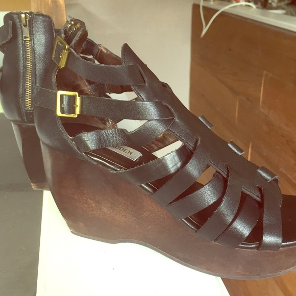 Steve Madden Wooden wedge w/ black leather straps