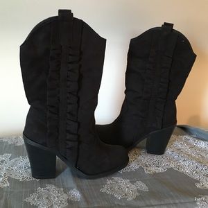 Black boots with ruffle