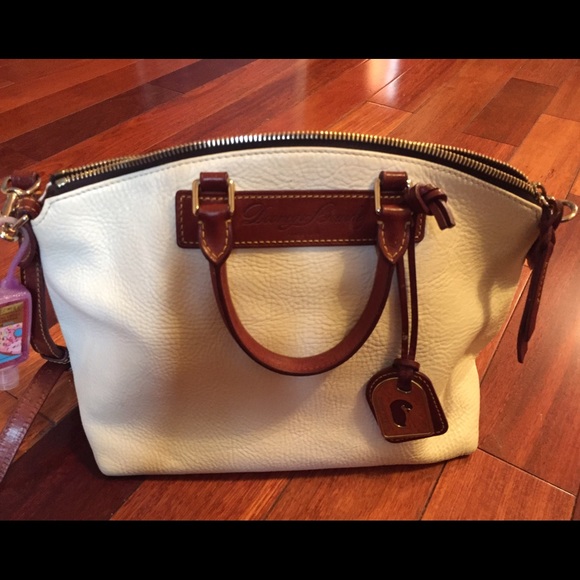 Dooney & Bourke Handbags - 💯 Authentic Dooney & Bourke white handbag