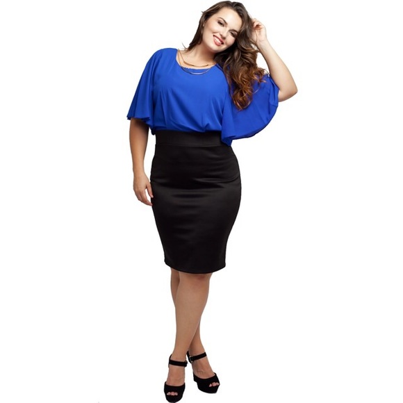 Plus Size Dress w/Batwing Sleeves & Gold Necklace - Picture 2 of 4