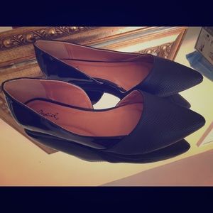Must have casual black leather pointed toe flats