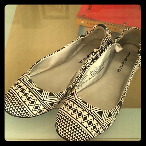 Mossimo tribal print ballet flats