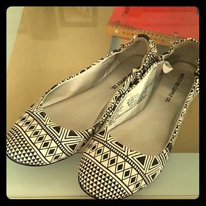 Mossimo tribal print ballet flats