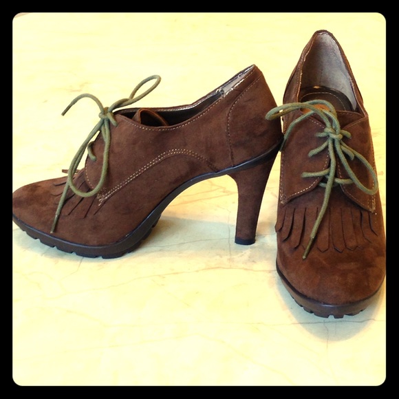 Tahari Shoes - Tahari🍁🍂 suede booties