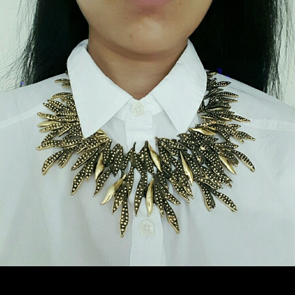 Gold collar statement necklace - Picture 2 of 3