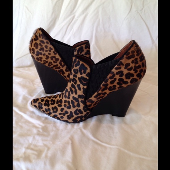 Rachel Roy "Alexx" Ladies Booties.  Size 7.  New.