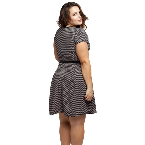 Plus size black beige crew neck dress with belt - Picture 2 of 3