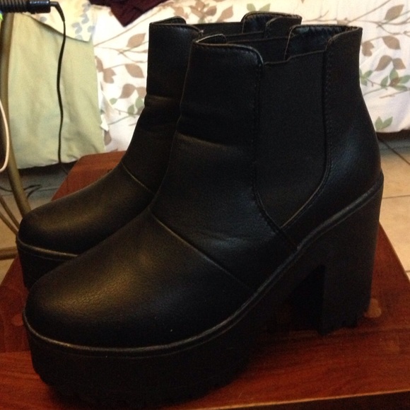 Leather platform Chelsea boots