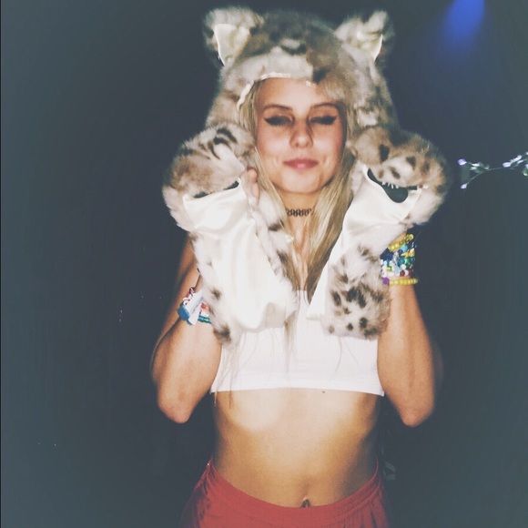 Meet your Posher, Moni Coco - Picture 2 of 4