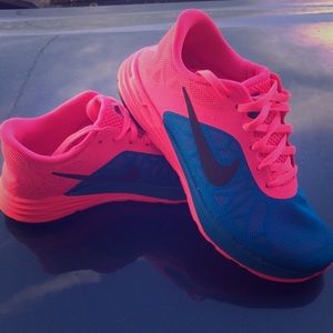 Never worn 5.5 color black Nike!