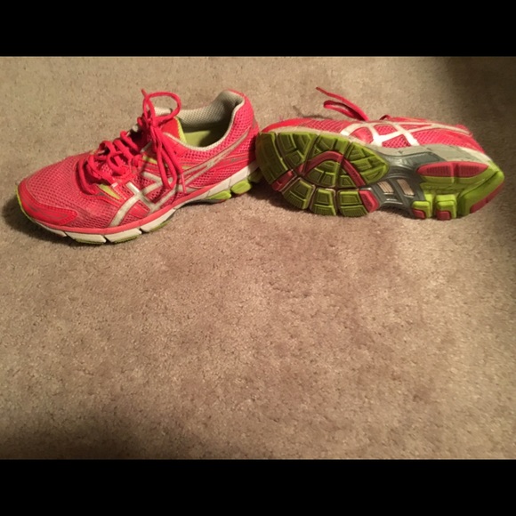 Asics size 7 pink running shoes
