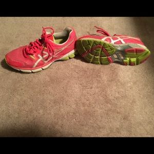 Asics size 7 pink running shoes