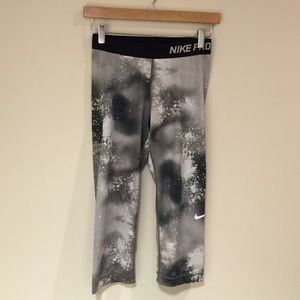 NWOT Nike Pro Capri Length Leggings