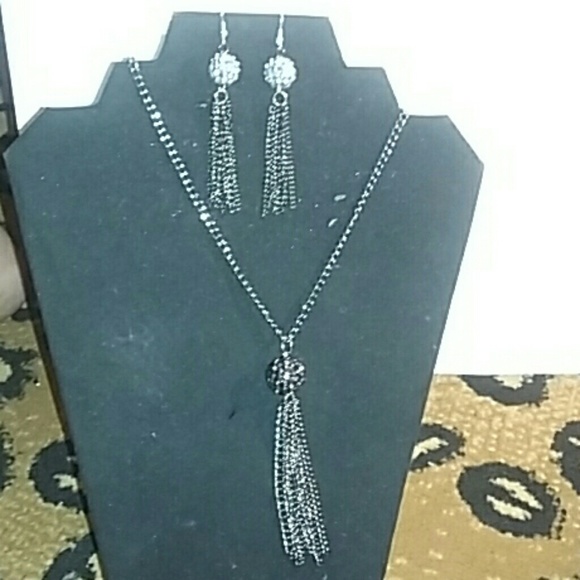Necklace earrings