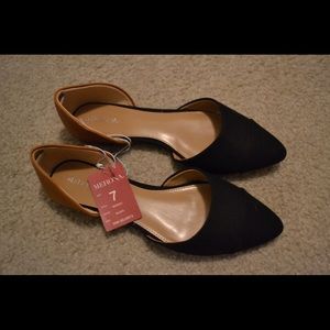 Black pointed flats NWT