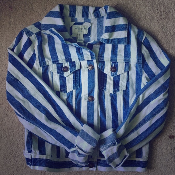 Bold blue and white stripe denim jacket 💙