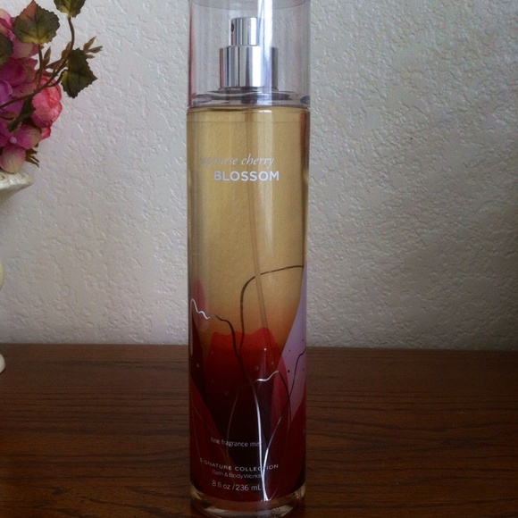 NWOT BBW Japanese Cherry Blossom Body Spray - Picture 2 of 2