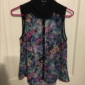 Floral sleeveless blouse with buttons and cutout