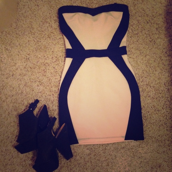 a'gaci Dresses & Skirts - A'GACI form fitting dress