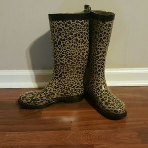 Leopard print rainboots