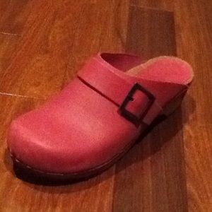 Leather clogs