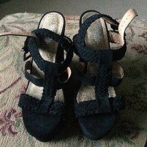 Black wedges