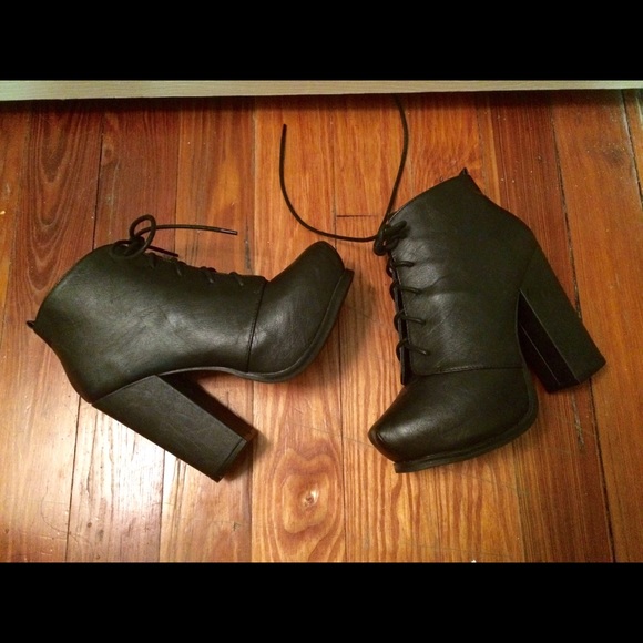Black Charlotte Russe chunky heels - Picture 3 of 3