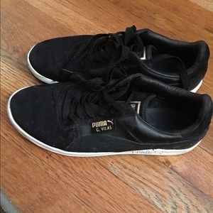 Black suede puma sneakers.