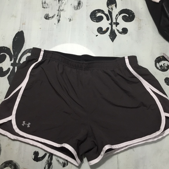 Under Armour Pants - Under Armour athletic shorts SZ M