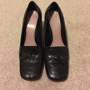 Nine West black leather pumps