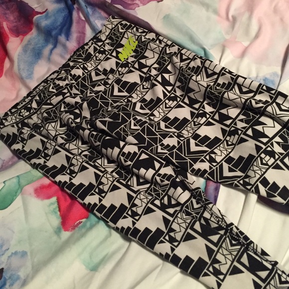 Nike aztek leggings.