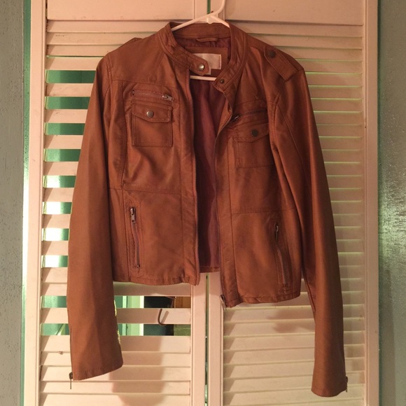 Faux leather jacket that zips up