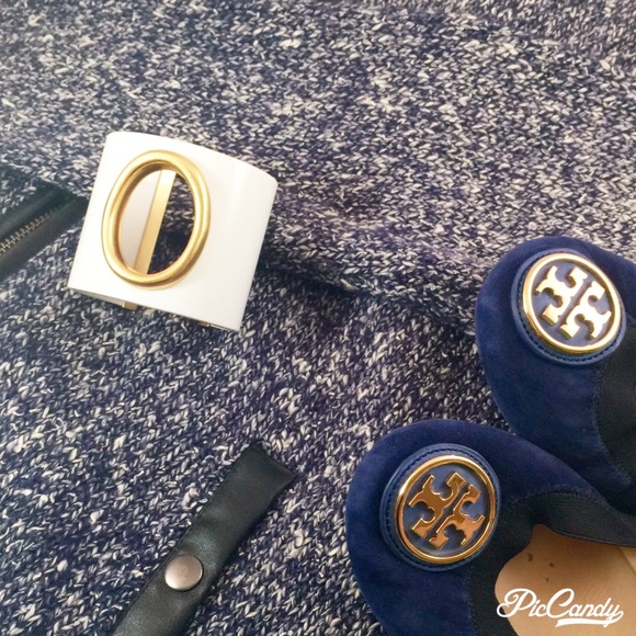 🎉HP 🎉Tory Burch Oval Resin Cuff - Picture 2 of 4